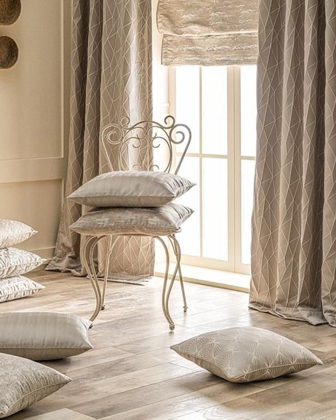 A calm decor with beige drapes and pillows that raise the room's level of comfort and style.