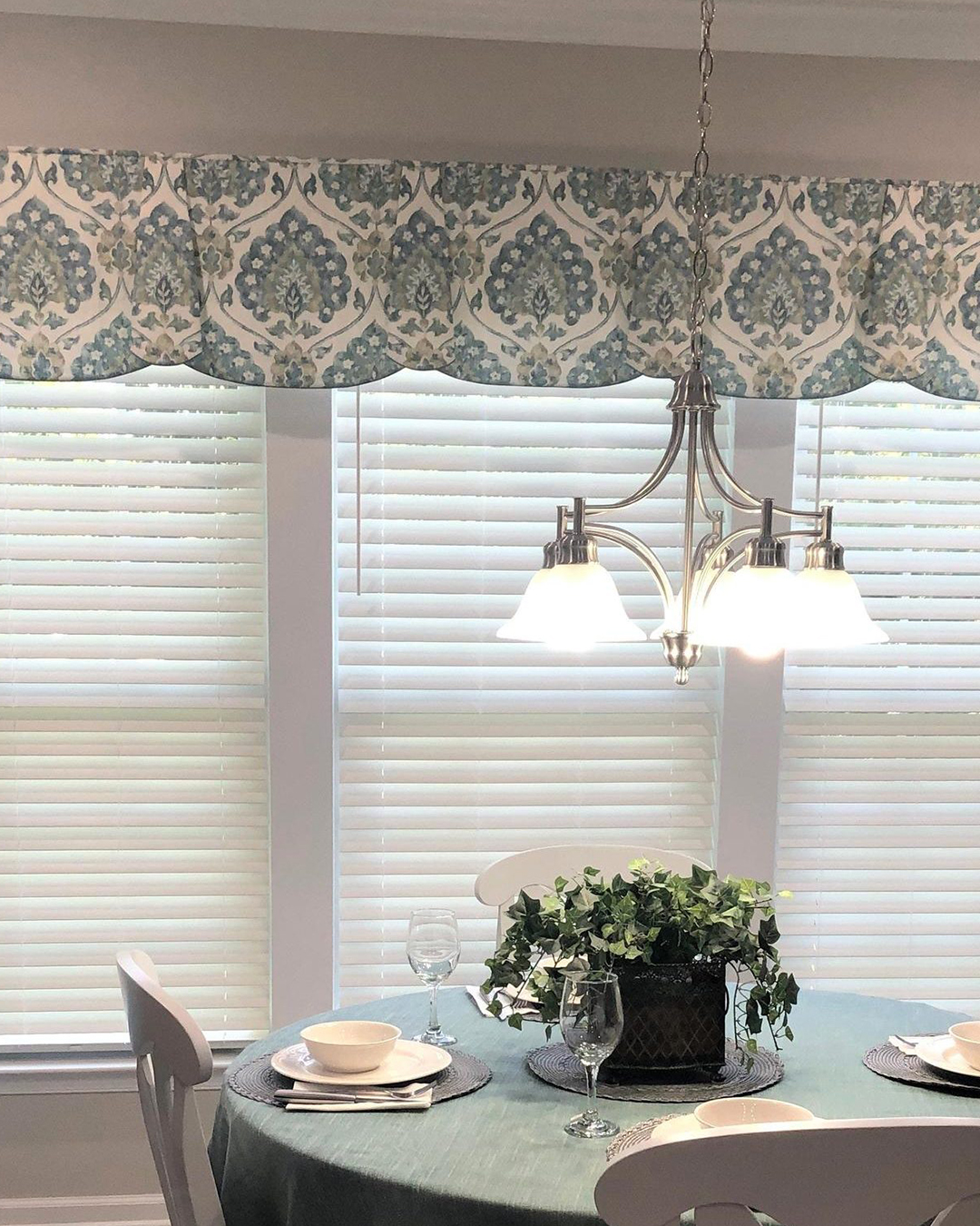 Window valences, which are made of exquisite textiles, add a sophisticated touch to window treatments and enhance décor.