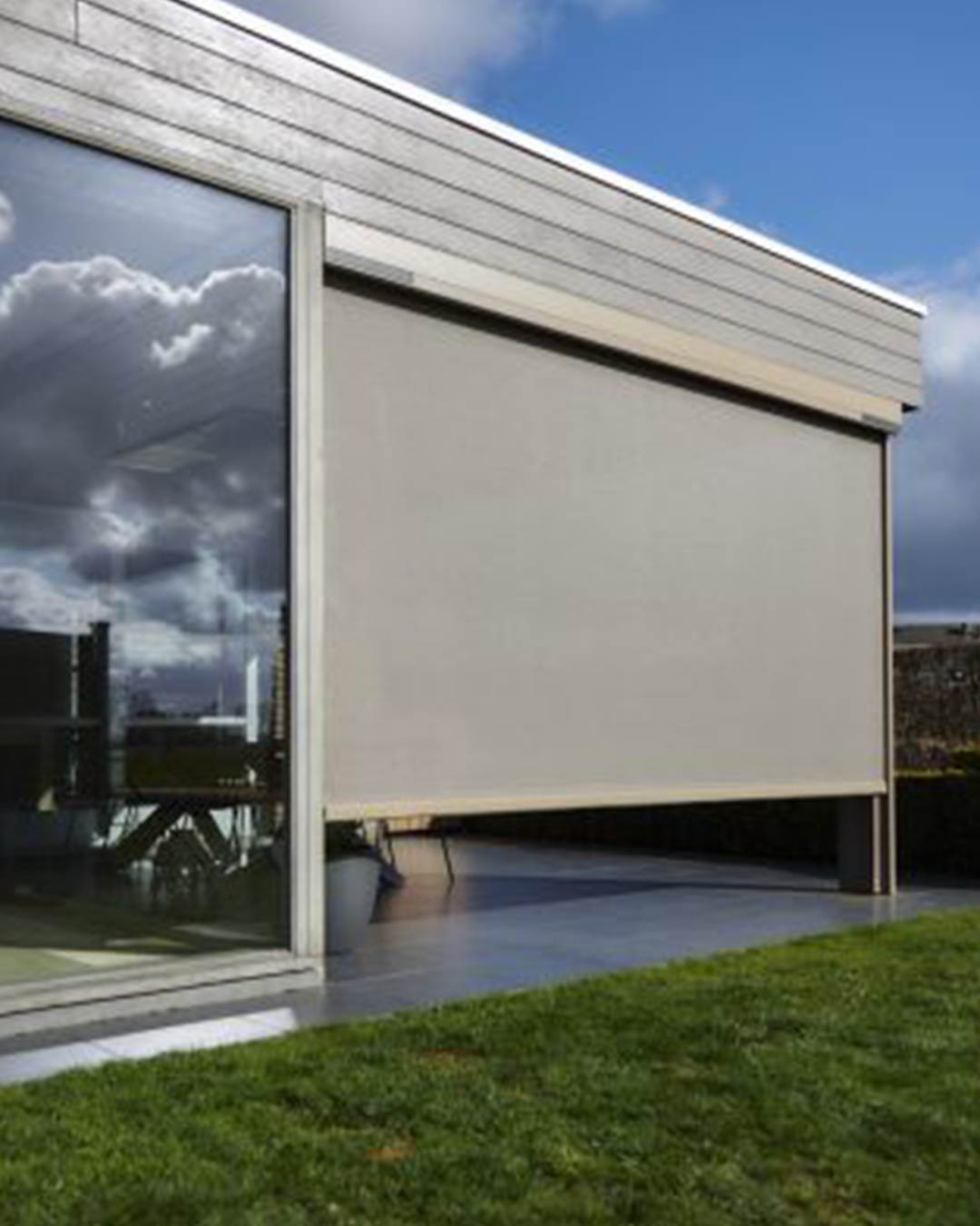 A zip screen is used on windows in homes, which offers a clear view of the outside while efficiently protecting against insects.